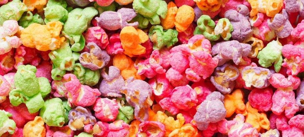 un montoncito de palomitas de maíz de colores